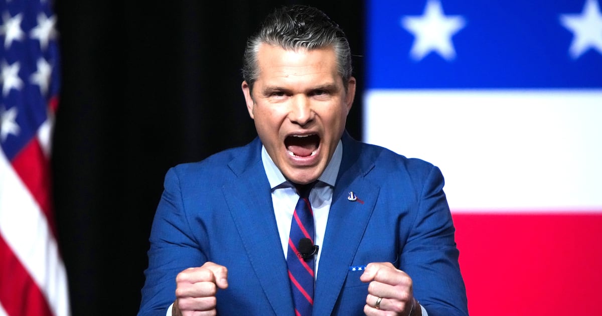 Hegseth fliegt alle Generäle ein, um sich ihre Tiraden über Bärte ...