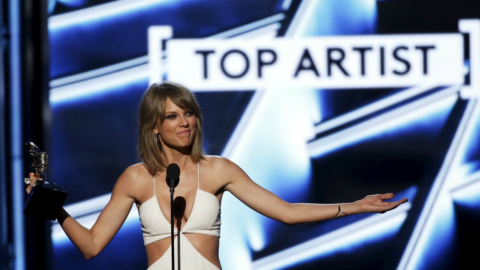 cheats/2015/06/25/taylor-swift-licenses-1989-to-apple/150625-taylor-cheat_jijvch