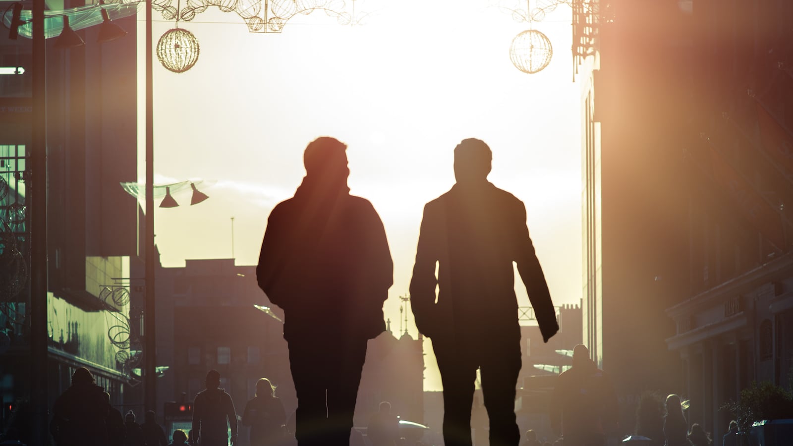 articles/2013/06/15/dad-desperately-seeks-friends-to-share-midlife/130614-greenfeld-dad-seeking-friends-tease_dvcyyo