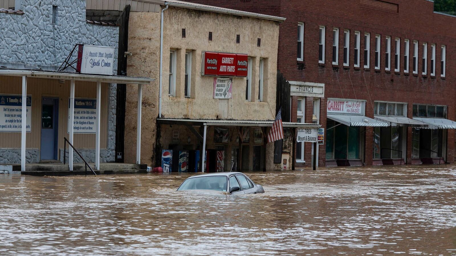 2022-07-28T192752Z_2124043067_RC27LV9VLRA7_RTRMADP_3_KENTUCKY-FLOODS_syzgsr