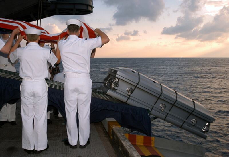 galleries/2009/04/05/return-of-fallen-soldiers/begleiter-coffins-03_agxjyw