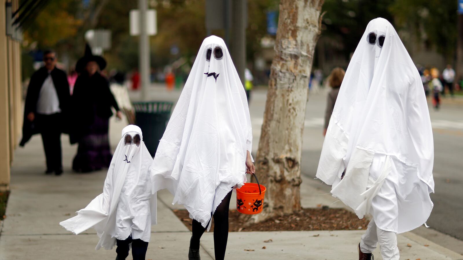 2020-09-08T100014Z_580233597_RC2AUI9O6L0R_RTRMADP_3_HEALTH-CORONAVIRUS-HALLOWEEN_rlwlm2