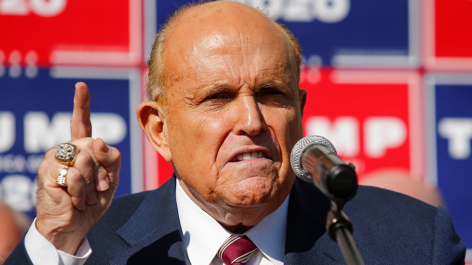 2020-11-07T174016Z_937588876_RC2HYJ92D3T0_RTRMADP_3_USA-ELECTION_ilmggd