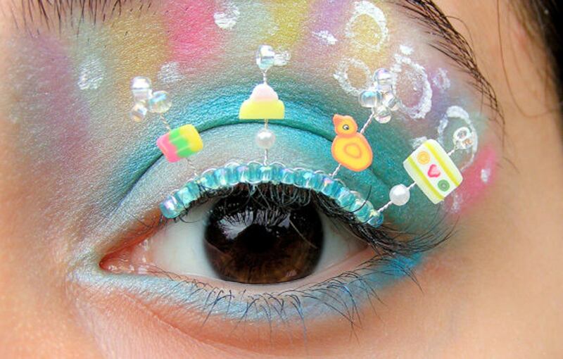galleries/2013/01/15/the-craziest-new-trend-eyelash-art-photos/Bubble_Bath-eyelash-jewelry_p4n617