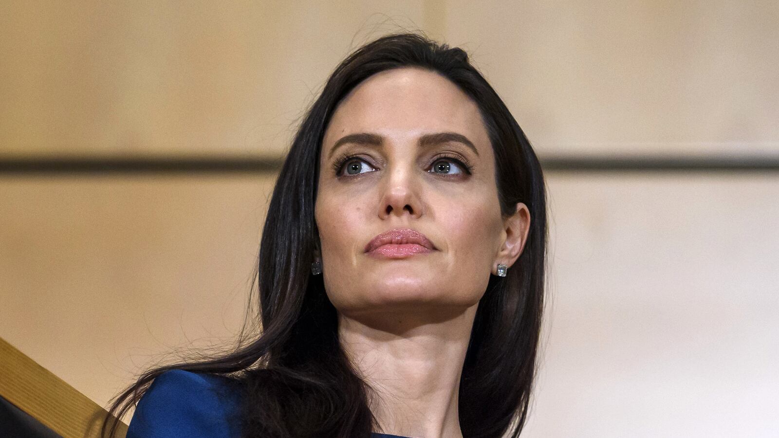 articles/2017/03/30/milk-baths-and-spiritual-hokum-angelina-jolie-on-the-tomb-raider-set/170329-Sykes-Jolie-tease_vcvqmr