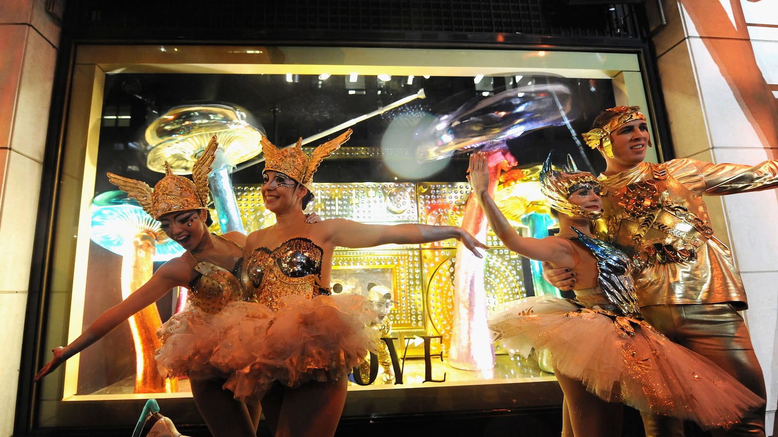 articles/2014/11/23/new-york-s-stunning-christmas-windows/141121-raggianti-window-tease_i6enop