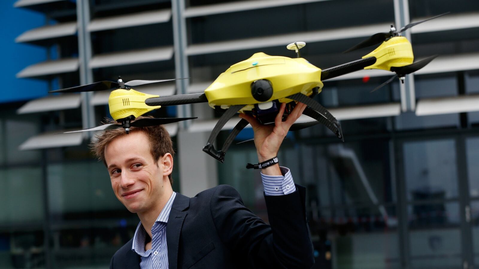 cheats/2014/11/27/faa-finds-surge-in-near-collisions/141127-drones-faa-cheat_ewrhwh