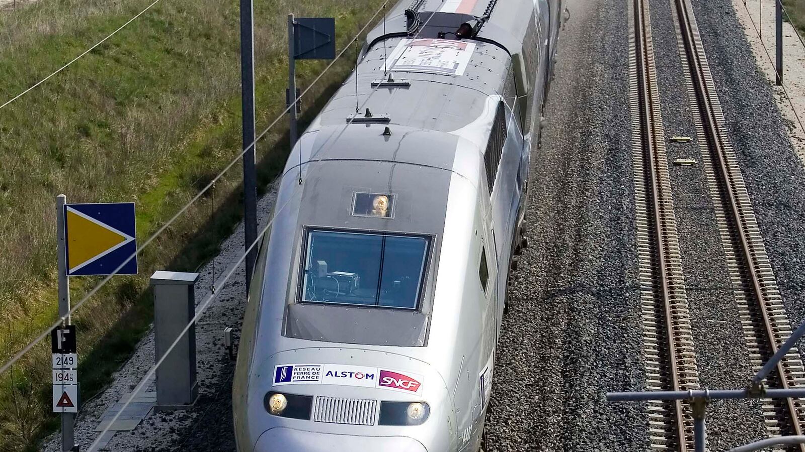 cheats/2014/05/22/france-buys-trains-too-fat-for-stations/140722-RFF-trains-cheat_eflejx