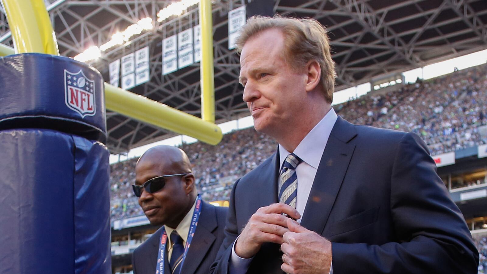 cheats/2014/09/11/janay-rice-told-goodell-she-fell/140911-roger-goodell-cheat_ivsggg