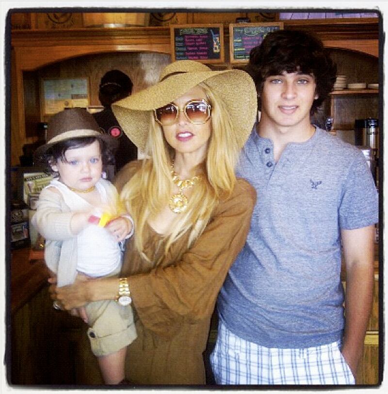 galleries/2012/07/15/heidi-klum-john-stamos-more-celebrity-twitter-pictures-photos/gal-twitpic-self-zoe_zc4ot5