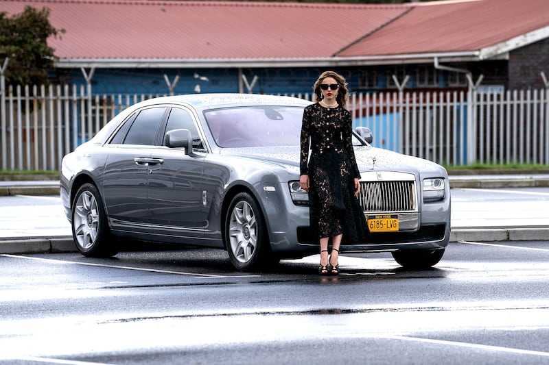 Margaret Qualley in How To Make a Killing.