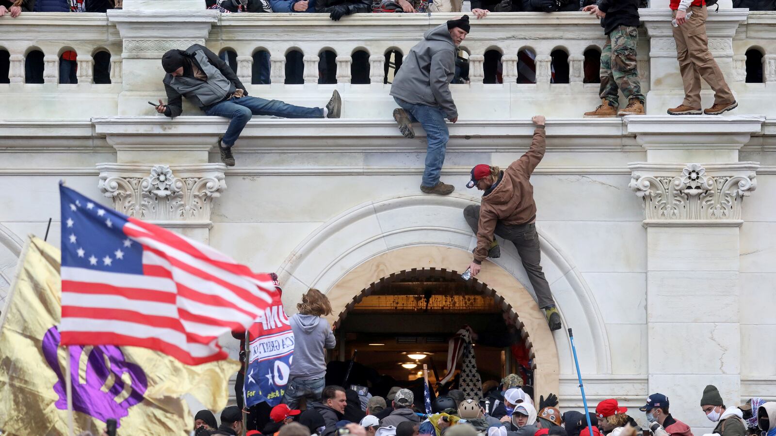 2021-01-14T192422Z_437723008_RC2V7L9CI5WO_RTRMADP_3_USA-MILITARY-EXTREMISM_cylkt2