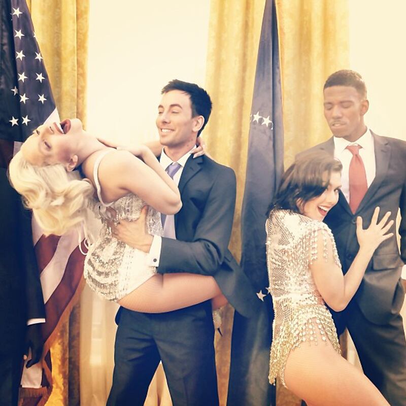 galleries/2013/12/01/miley-cyrus-james-franco-the-week-s-best-celebrity-selfies-photos/131126-celeb-selfies2_i7vqvg