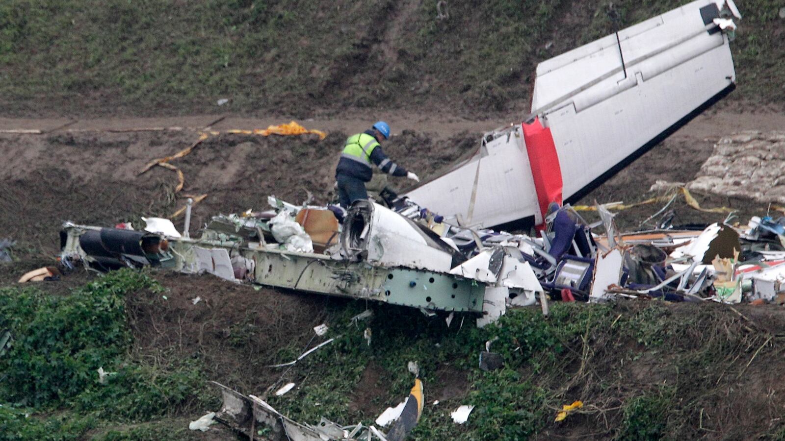 cheats/2015/07/02/transasia-pilot-shut-down-wrong-engine/150701-transasia-crash-cheat_j7x1el