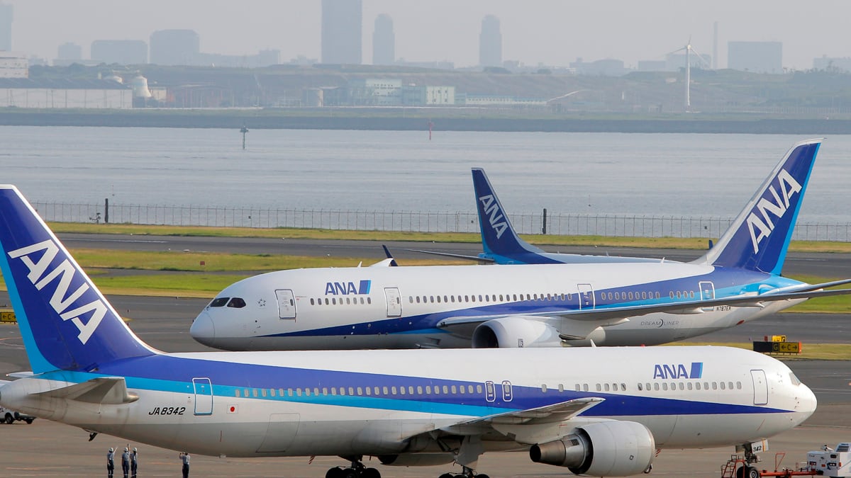 cheats/2011/08/07/boeing-rolls-out-787-dreamliner/boeing-plane-japan-cheat_v0mla9