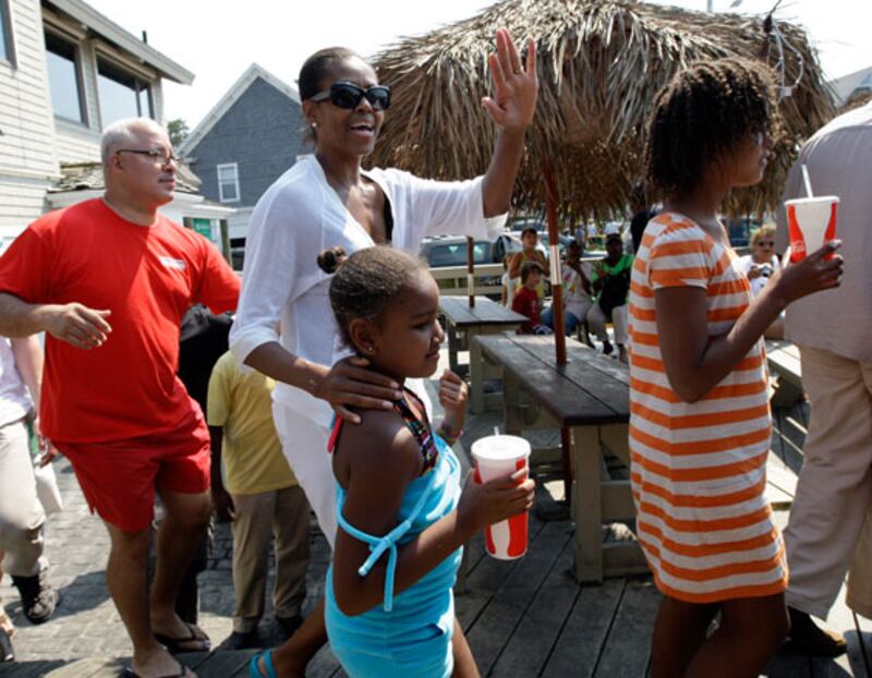 galleries/2009/08/23/obama-family-trips/obamas-on-vacation-mv-2_yigd9k