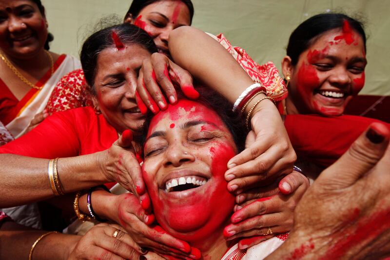 galleries/2013/10/19/the-week-in-photos-october-18-2013/131016-red-powder-face-wip_xaw6z3