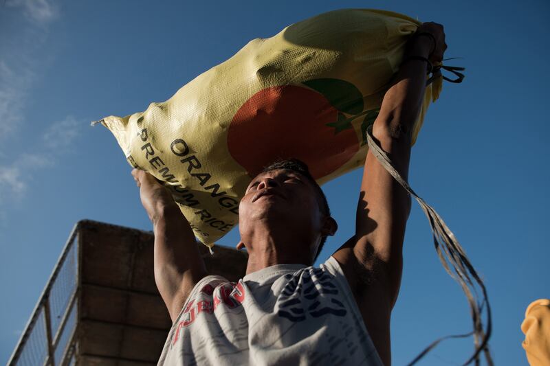 galleries/2013/11/14/aid-arrives-for-typhoon-ravaged-philippines-photos/philippine-aid-gal-11_u6fsv5