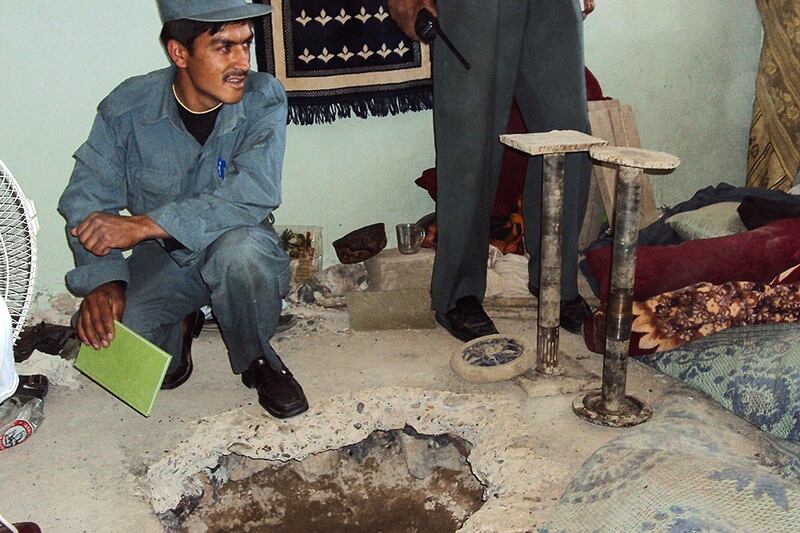 galleries/2012/09/19/13-greatest-prison-escapes-from-alcatraz-to-piedras-negras-photos/prison-escapes-kandahar-prison-2011_ujhpw5