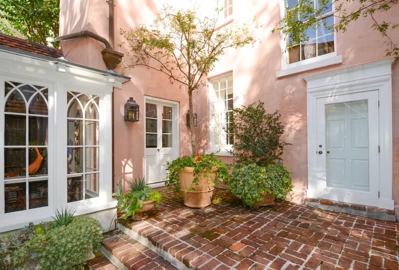 200220-mcnearney-omg-i-want-this-house-charleston-17_kbpecp