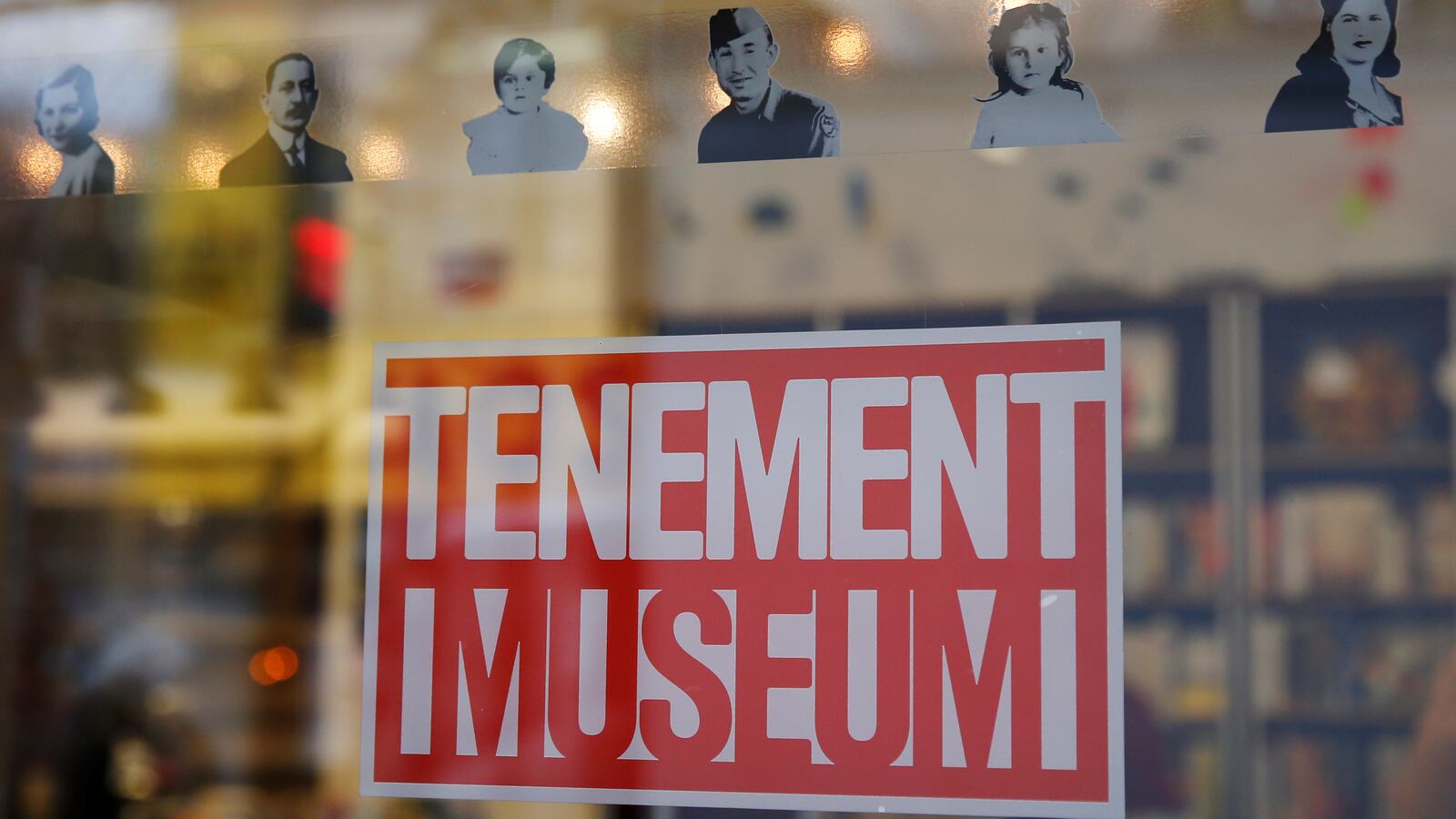 2016-11-21T000000Z_81221082_S1AEUOEBZFAA_RTRMADP_3_USA-IMMIGRATION-MUSEUM_l59sy2