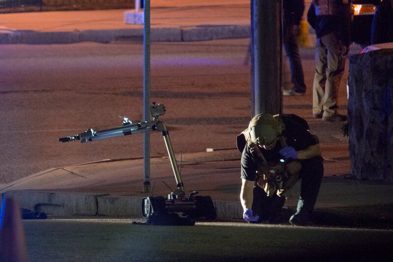 galleries/2013/04/19/boston-marathon-bombers-pre-dawn-manhunt-photos/130419-manhunt-device_eb6gx0