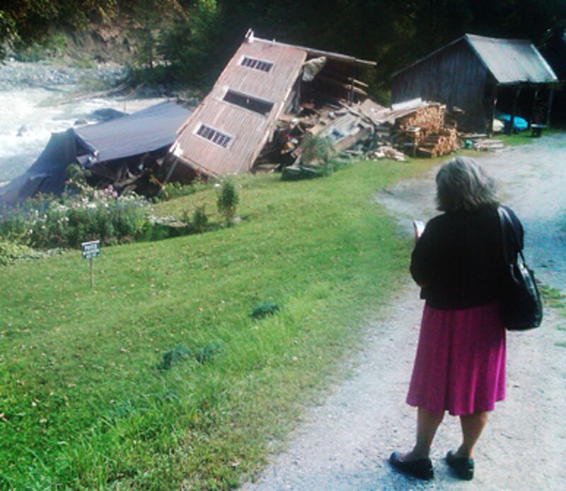 articles/2011/08/28/hurricane-irene-path-makes-landfall-in-new-jersey-new-york-braces/vermont-irene-damage-topbox_p0kvg7