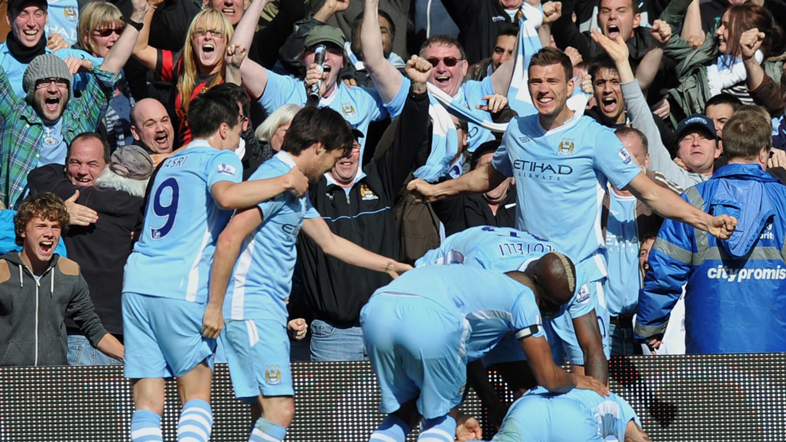 cheats/2012/05/13/manchester-city-wins-premier-league/soccer-manchester-city-wins-premier-league-title-cheat_q9tmkl