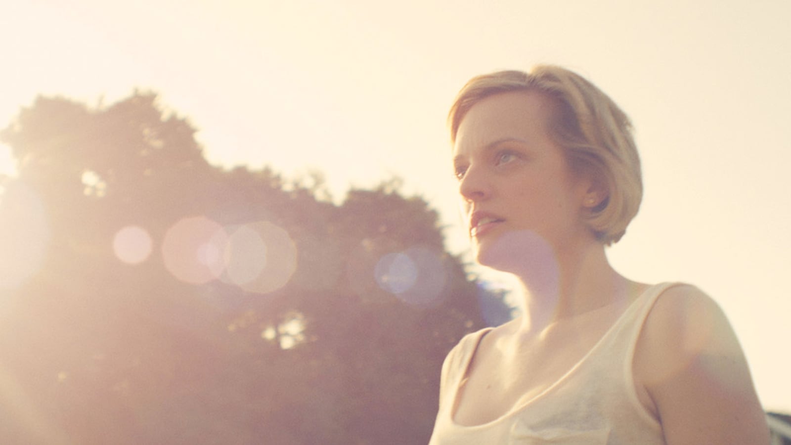 articles/2014/08/12/is-elisabeth-moss-the-one-true-detective-loves-she-doesn-t-deny-it/140811-leon-elizabeth-moss-tease_gd5qja