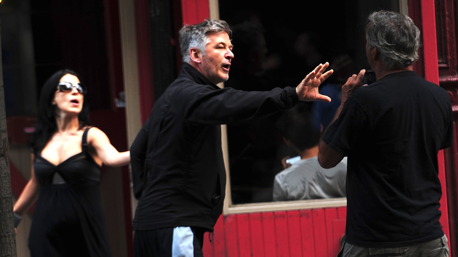 cheats/2013/08/28/alec-baldwin-fights-with-paparazzo/130828-baldwin-photog-cheat_zend1t