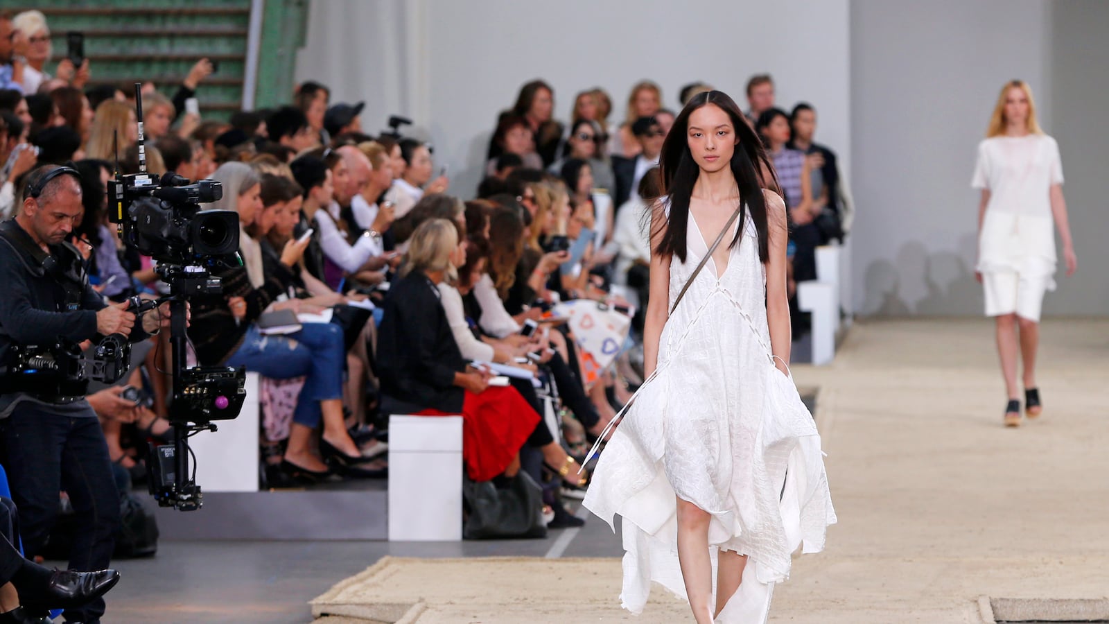 articles/2013/09/29/chloe-spring-summer-2014-modern-exoticism/130929-chloe-tease_mzgmg4