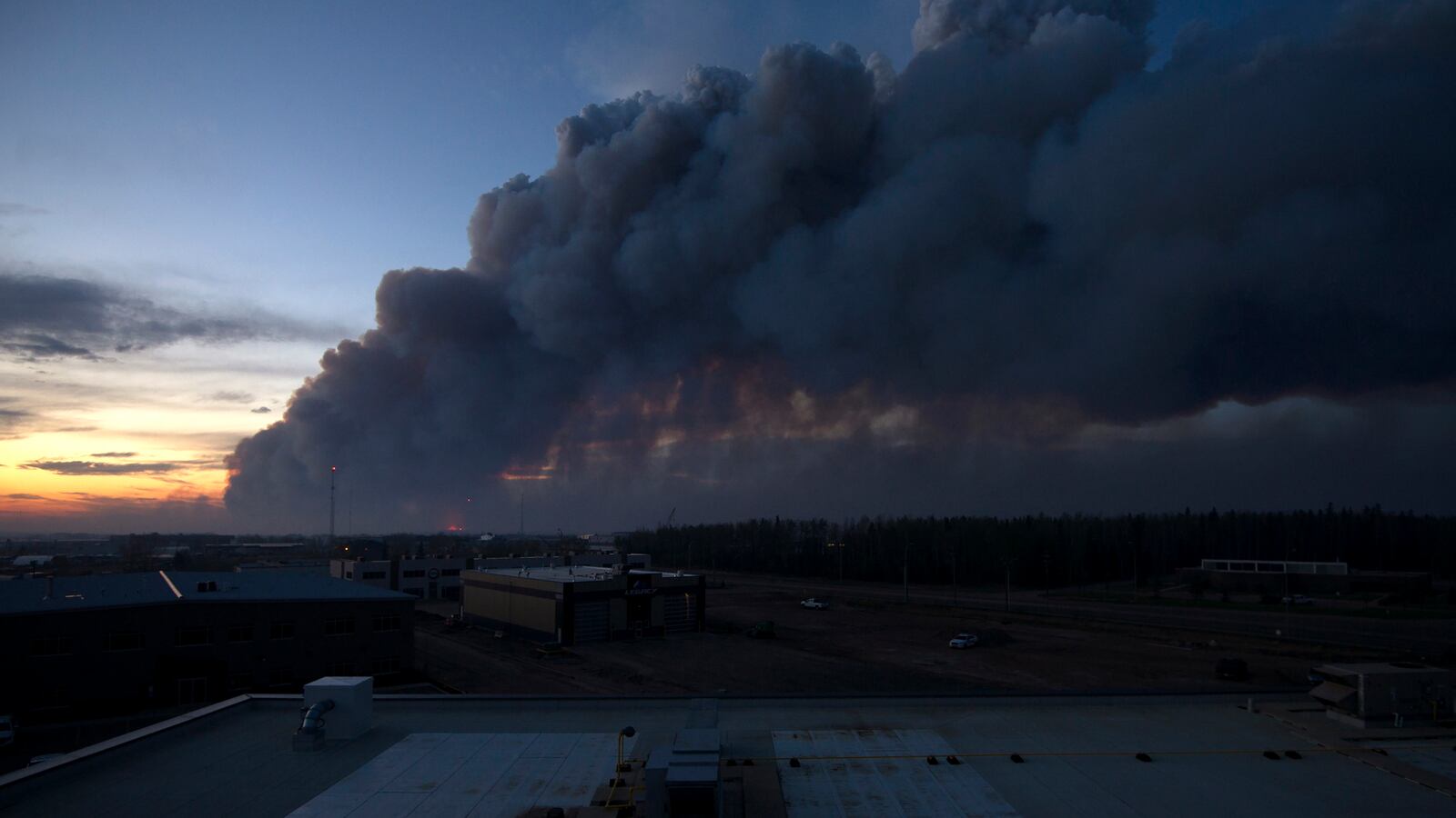 cheats/2016/05/08/canada-fire-expected-to-burn-for-months/160507-canada-wildfire-raging-cheat_ajn7yp
