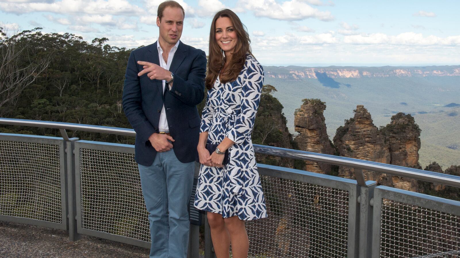 articles/2014/05/16/william-and-kate-to-visit-scotland/140418-kate-middleton-cheat_ajpok8