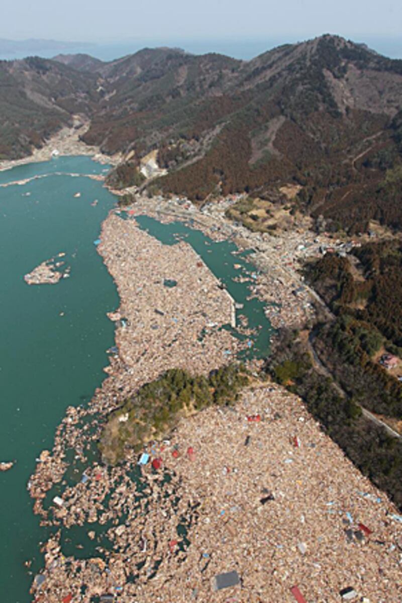 galleries/2011/03/11/quake-tsunami-hit-japan/japan-update-12_jaeskq