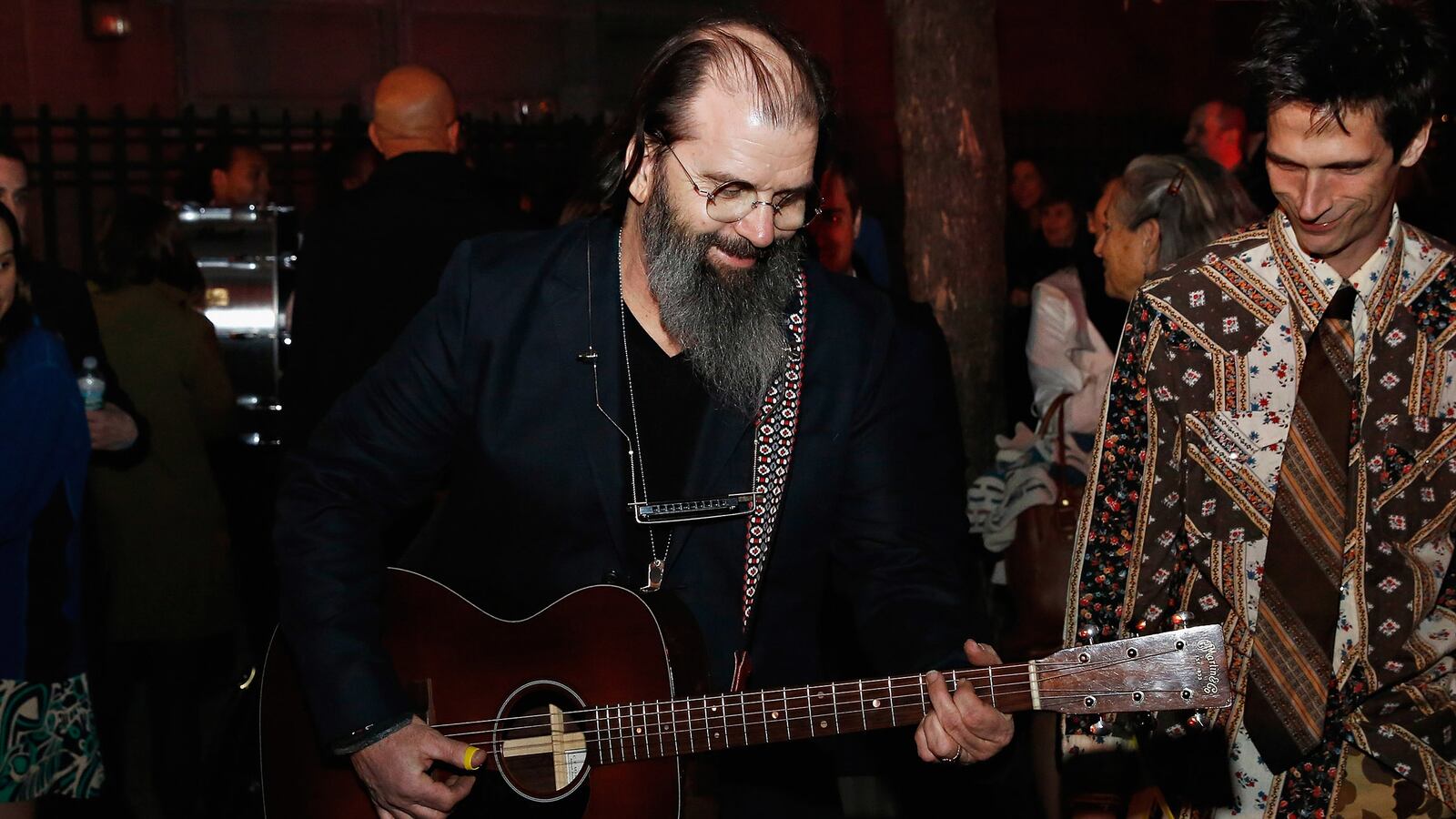 articles/2014/11/06/steve-earle-i-m-a-real-live-lefty/141106-viralvid-earle-tease_raxwgb