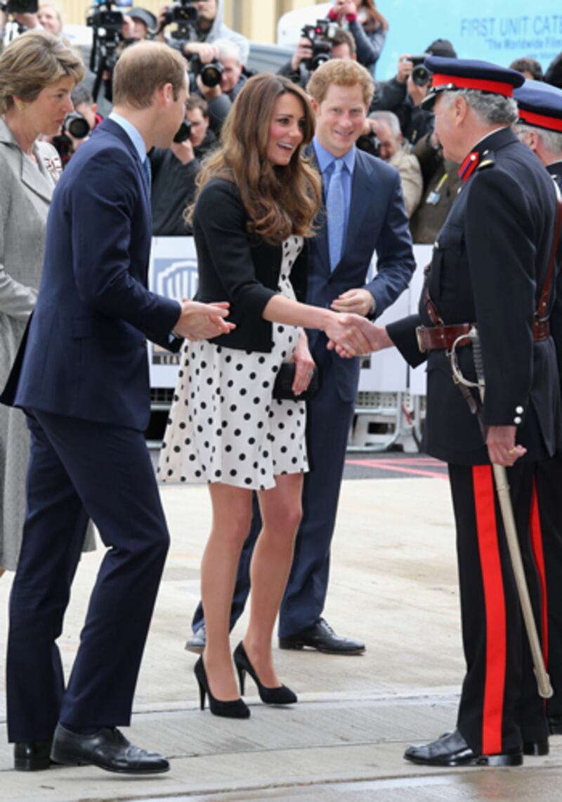 articles/2013/05/20/daily-mail-runs-kate-middleton-up-skirt-photos/hkw2_fvchff