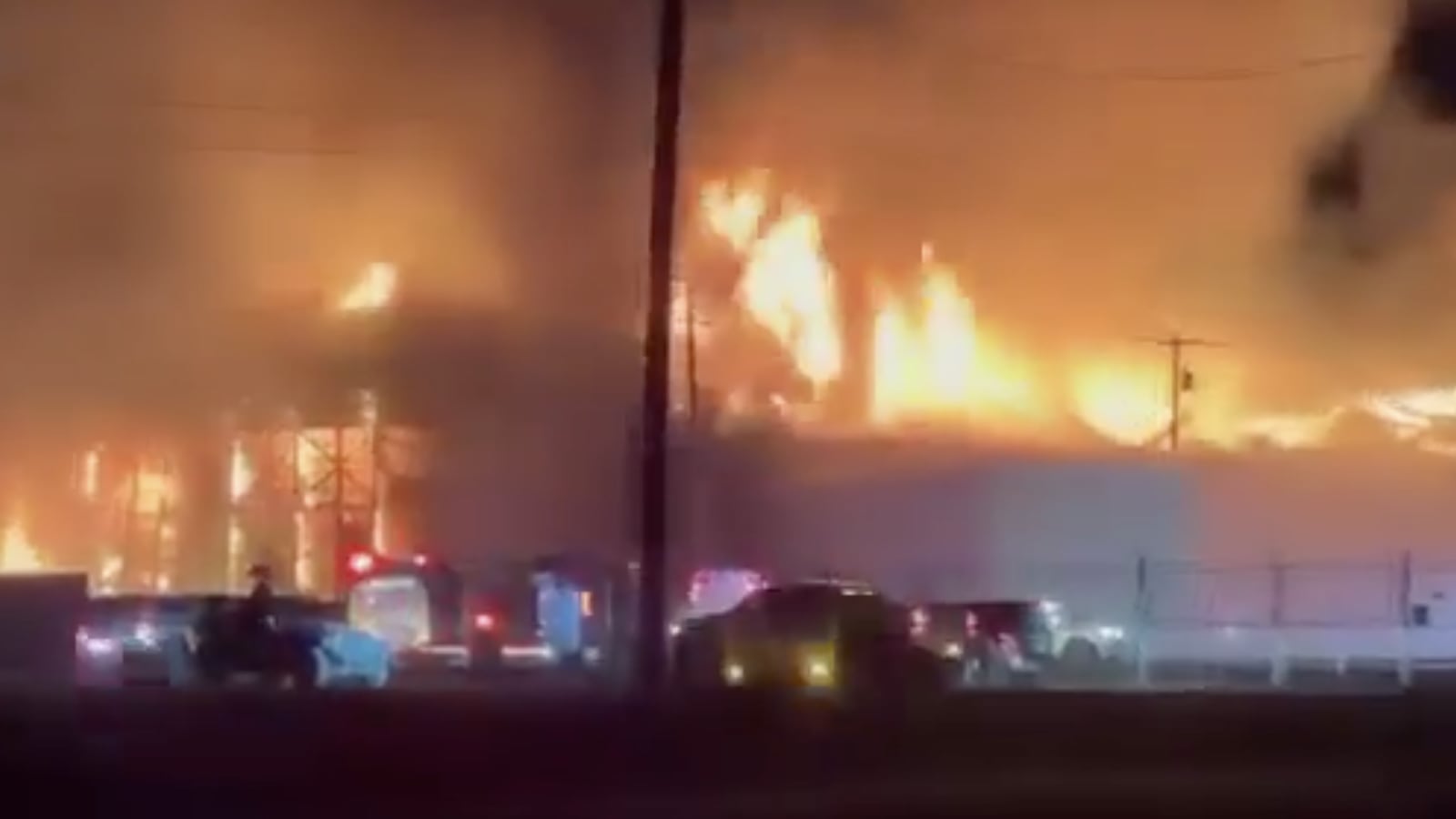 KOB 4
https://www.kob.com/new-mexico/southeast-new-mexico/firefighters-battling-large-commercial-fire-near-roswell-airport/