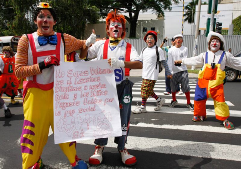 galleries/2010/11/04/violent-clowns/violent-clowns---el-salvador_kyz0rk