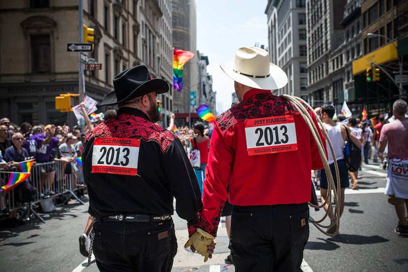 galleries/2013/06/30/celebrate-america-s-gay-pride-parades-photos/130630-pride-parade-10_vyjope