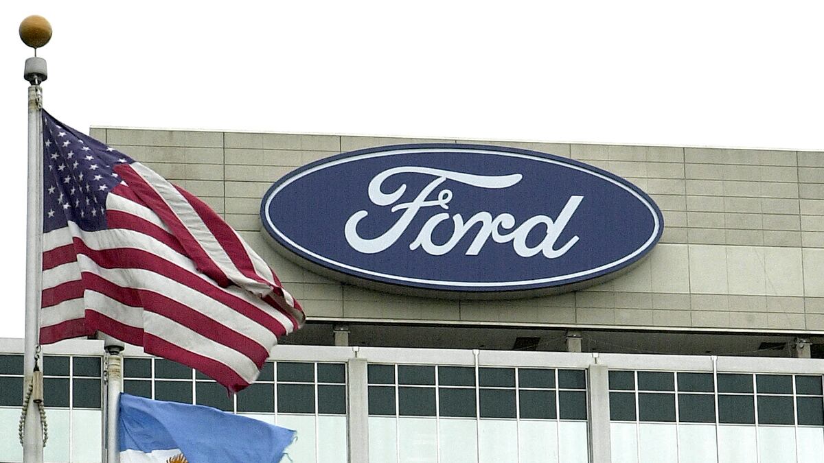 cheats/2011/10/04/ford-to-add-12-000-jobs/ford-uaw-agreement-cs_qcmvtw