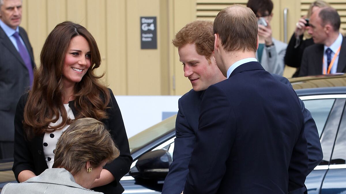 articles/2013/04/26/the-three-and-a-half-musketeers-young-royals-visit-harry-potter-studio/harry-kate-william_xps05t