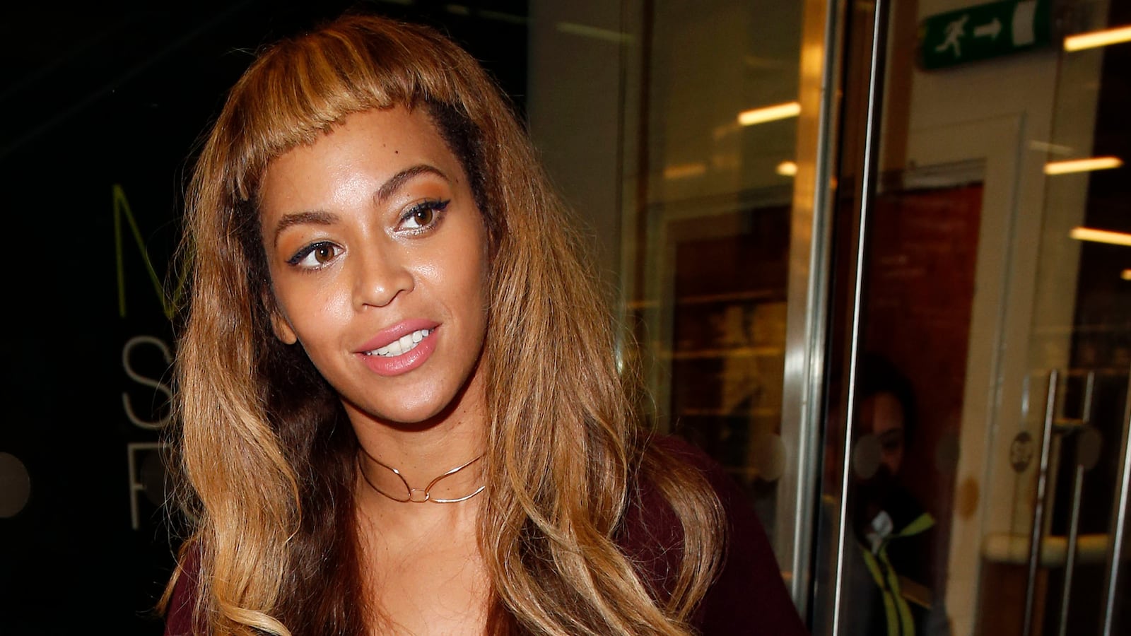 articles/2014/10/14/beyonce-debuts-bettie-page-bangs-and-the-media-loses-its-collective-sh-t/141014-stern-beyonce-tease_dzvsvh
