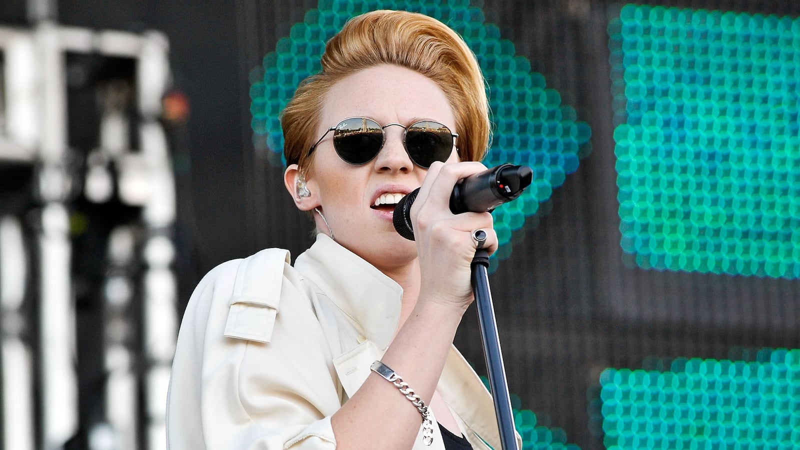 articles/2014/07/06/la-roux-discusses-new-album-trouble-in-paradise-the-5-year-gap-and-embracing-her-androgyny/140703-stern-la-roux-tease_rkhrxk