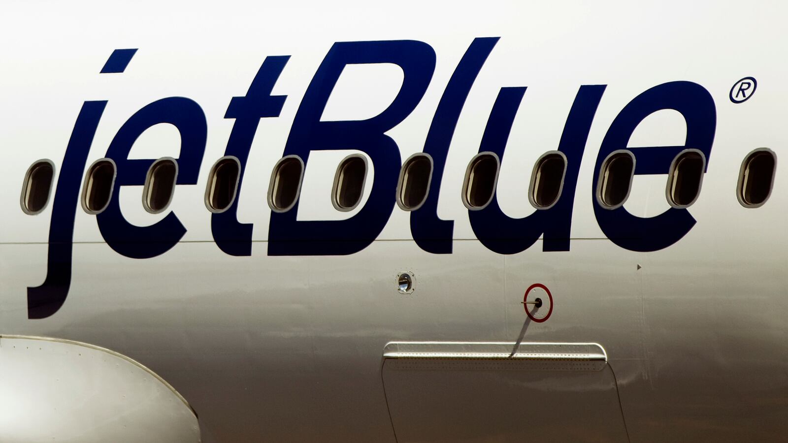 2012-04-05T120000Z_1770833621_GM1E8460DTU01_RTRMADP_3_JETBLUE_lxoios