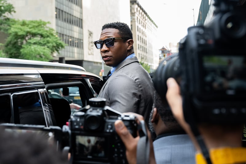 NEW YORK, NEW YORK - AUGUST 03: Jonathan Majors, looks backs at media while leaving Manhattan Criminal court after his pre trial hearing on August 03, 2023 in New York City.