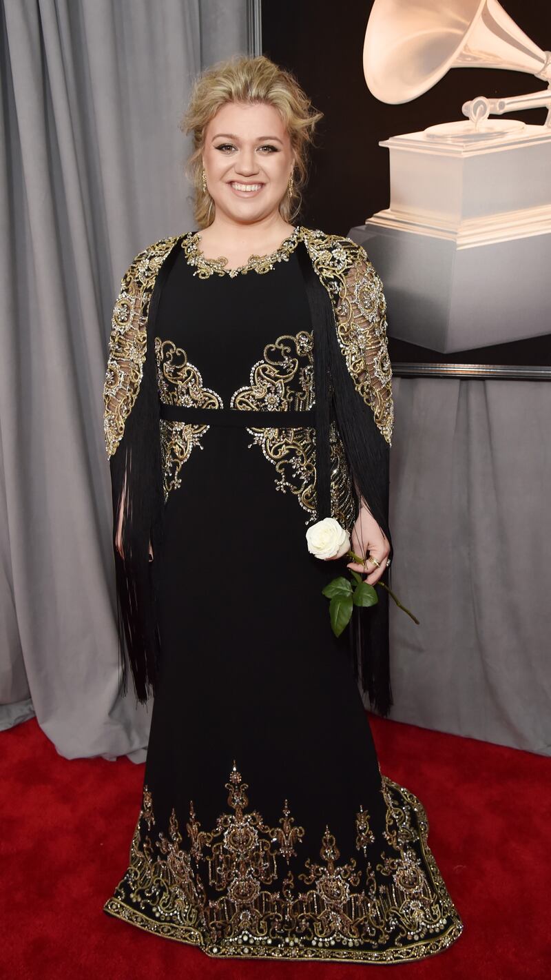 180128-grammys-red-carpet-kelly-clarkson_uv4uyz