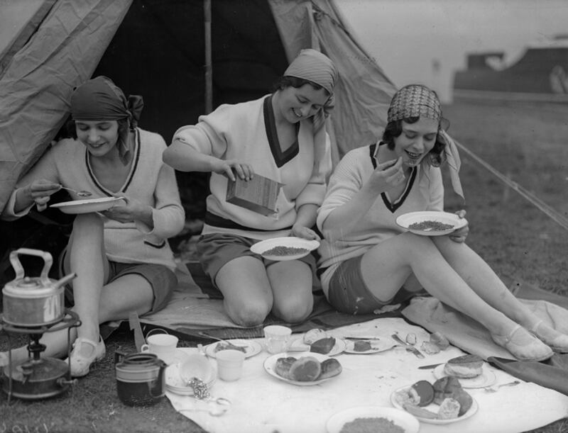 galleries/2011/07/03/picnic-fashion-through-the-years/picnic-fashion-france_prh0f5