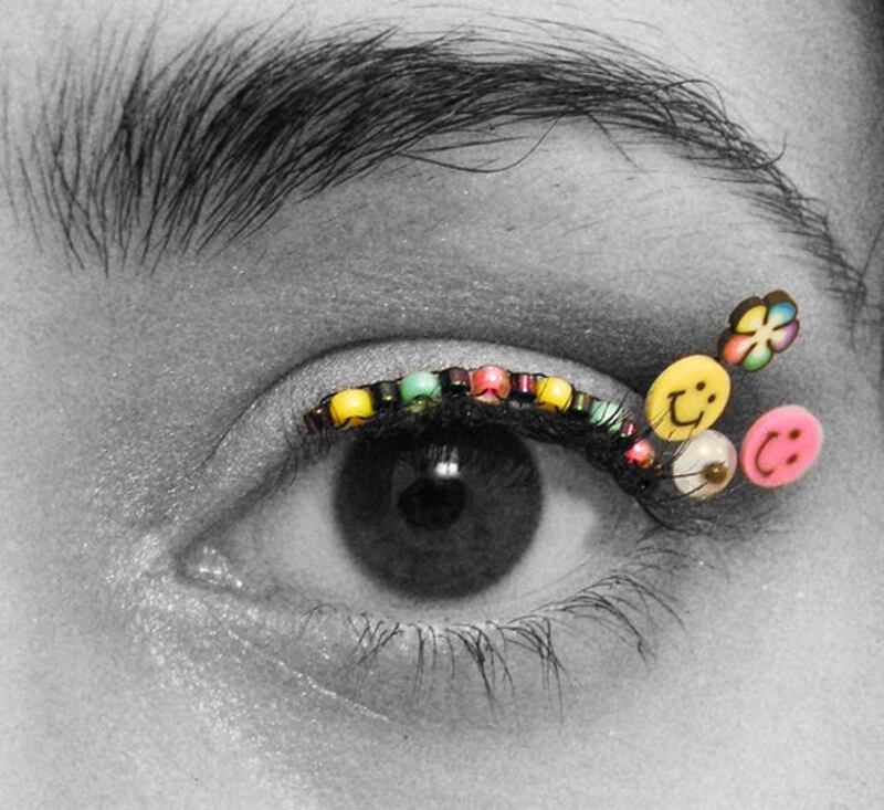 galleries/2013/01/15/the-craziest-new-trend-eyelash-art-photos/Glow-In-The-Dark_Rave-eyelash-jewelry_bnx7se