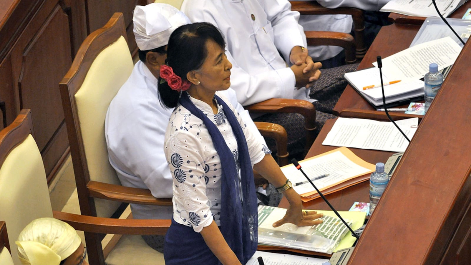 cheats/2012/07/25/suu-kyi-advocates-for-minorities-in-speech/suu-kyi-parliment-floor-cheat_nabxrs