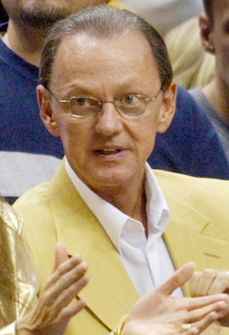 galleries/2010/08/09/20-golden-parachutes/golden-parachute---hilbert_uxtg2r